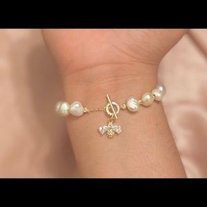 A unique pearl bee bracelet